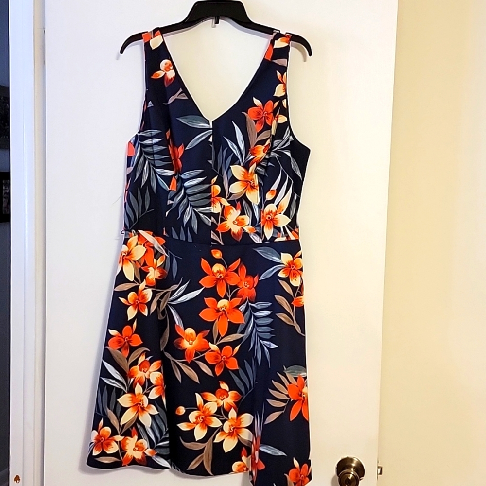 Ladies V neck summer dress. Size 16